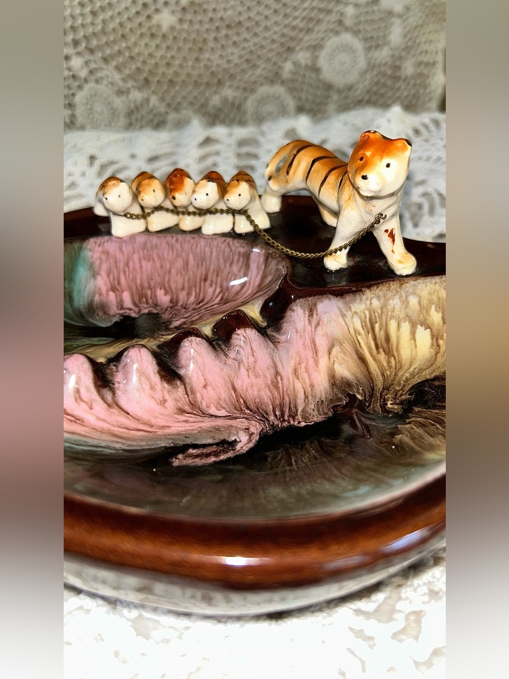 1950’s Original Dee Bee Co Japan Rare Mama Tiger Cubs Chain Ashtray Handpainted